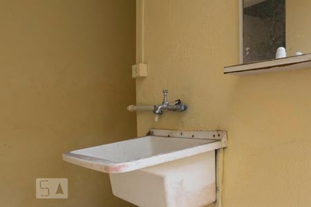 1o. Andar - Área de serviço (Torneira) de casa para alugar com 2 quartos, 76m² em Jardim Glória, São Paulo