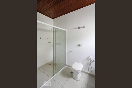 Banheiro Suíte 1 de casa de condomínio para alugar com 5 quartos, 400m² em Alphaville Residencial Dois, Santana de Parnaíba