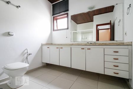 Banheiro Suíte 1 de casa de condomínio para alugar com 5 quartos, 400m² em Alphaville Residencial Dois, Santana de Parnaíba