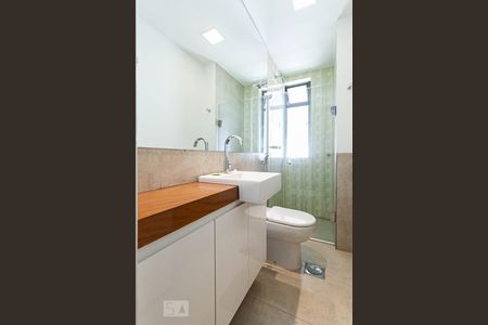 Apartamento para alugar com 75m², 2 quartos e 1 vaga Apartamento para alugar com 75m², 2 quartos e 1 vagaBanheiro social