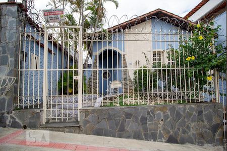 Casa à venda com 204m², 4 quartos e 2 vagasFachada