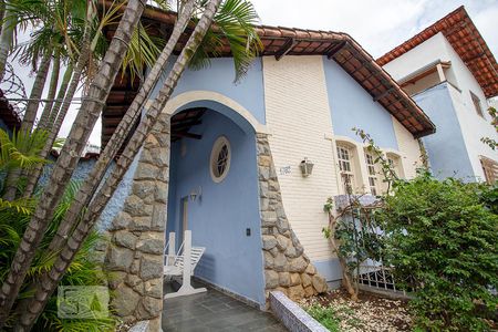 Casa à venda com 204m², 4 quartos e 2 vagasFachada