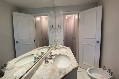 Apartamento à venda com 64m², 1 quarto e 2 vagasBanheiro