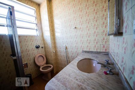 Banheiro social de apartamento à venda com 1 quarto, 42m² em Pe Pequeno, Niterói