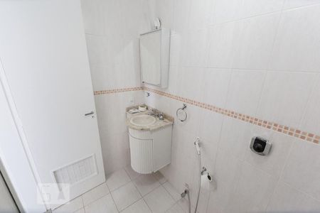 Banheiro social de apartamento para alugar com 2 quartos, 60m² em Barra da Tijuca, Rio de Janeiro