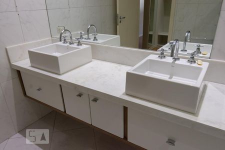 Casa para alugar com 294m², 5 quartos e 2 vagasSuíte 2 - banheiro