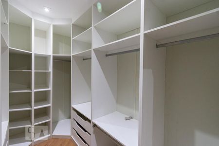 Casa para alugar com 294m², 5 quartos e 2 vagasSuíte 2 - closet