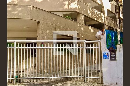 Apartamento para alugar com 280m², 4 quartos e 3 vagasFachada com cartaz QA.