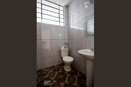 Banheiro social de casa para alugar com 3 quartos, 100m² em Sumaré, São Paulo