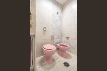 Apartamento à venda com 380m², 4 quartos e 2 vagas Apartamento à venda com 380m², 4 quartos e 2 vagasBanheiro da suíte