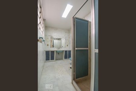 Apartamento à venda com 380m², 4 quartos e 2 vagas Apartamento à venda com 380m², 4 quartos e 2 vagasBanheiro social 2