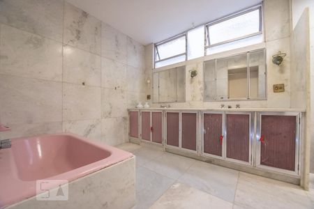 Apartamento à venda com 380m², 4 quartos e 2 vagas Apartamento à venda com 380m², 4 quartos e 2 vagasBanheiro da suíte