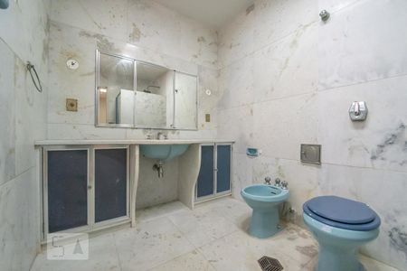 Apartamento à venda com 380m², 4 quartos e 2 vagas Apartamento à venda com 380m², 4 quartos e 2 vagasBanheiro social 2