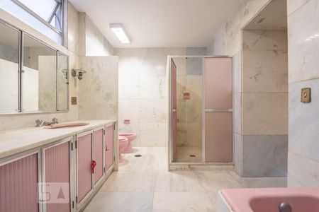 Apartamento à venda com 380m², 4 quartos e 2 vagas Apartamento à venda com 380m², 4 quartos e 2 vagasBanheiro da suíte