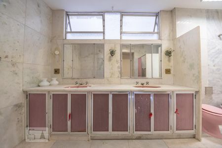 Apartamento à venda com 380m², 4 quartos e 2 vagas Apartamento à venda com 380m², 4 quartos e 2 vagasBanheiro da suíte