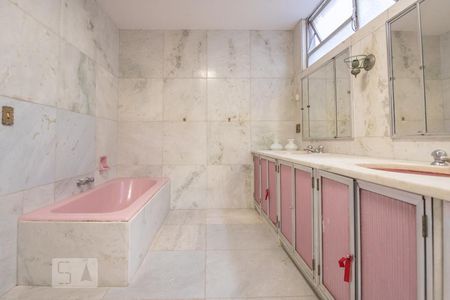 Apartamento à venda com 380m², 4 quartos e 2 vagas Apartamento à venda com 380m², 4 quartos e 2 vagasBanheiro da suíte