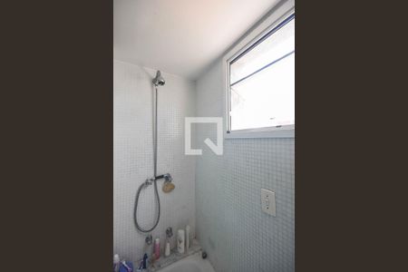 Apartamento à venda com 68m², 1 quarto e 2 vagasChuveiro do banheiro da suíte 