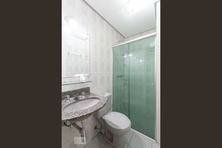 Banheiro de apartamento à venda com 2 quartos, 57m² em Vila Bertioga, São Paulo