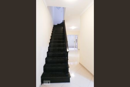 Escada de acesso aos dormitórios de casa de condomínio à venda com 3 quartos, 112m² em Vila Maria Alta, São Paulo