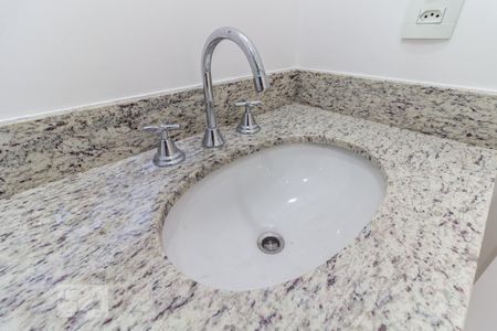 Pia do Banheiro Social de apartamento para alugar com 2 quartos, 61m² em Jardim Tupanci, Barueri