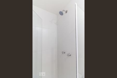 Box do Banheiro Social de apartamento para alugar com 2 quartos, 61m² em Jardim Tupanci, Barueri