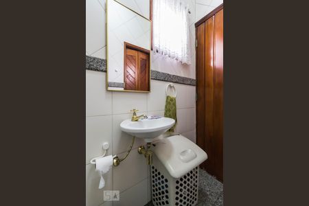 Casa à venda com 300m², 4 quartos e 4 vagasBanheiro de serviço