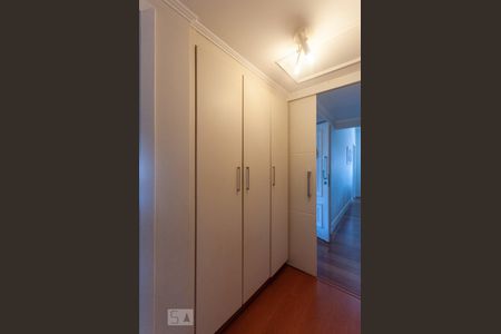 Apartamento à venda com 180m², 4 quartos e 3 vagasArmário no corredor