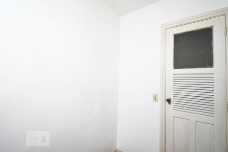 Apartamento à venda com 130m², 3 quartos e 1 vaga Apartamento à venda com 130m², 3 quartos e 1 vagaQuarto Serviço