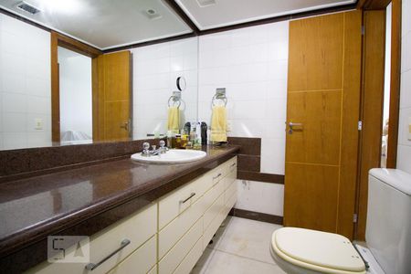 Apartamento para alugar com 310m², 4 quartos e 4 vagasBanheiro Suite 1