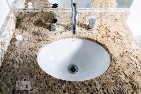 Banheiro de apartamento à venda com 3 quartos, 80m² em Jardim Carvalho, Porto Alegre