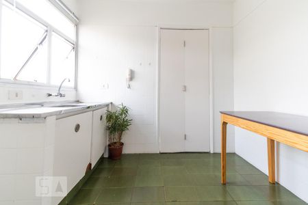 Cozinha de apartamento para alugar com 1 quarto, 55m² em Pinheiros, São Paulo