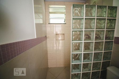 Banheiro  de casa de condomínio para alugar com 1 quarto, 50m² em Santa Rosa, Niterói