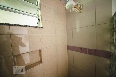 Banheiro  de casa de condomínio para alugar com 1 quarto, 50m² em Santa Rosa, Niterói