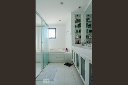 Apartamento à venda com 319m², 4 quartos e 5 vagasBanheiro Suíte 4