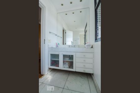 Apartamento à venda com 319m², 4 quartos e 5 vagasBanheiro Suíte 2