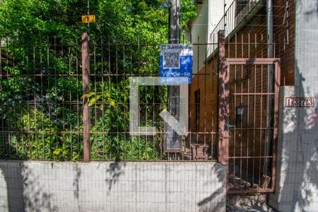 Casa à venda com 220m², 3 quartos e 3 vagas Casa à venda com 220m², 3 quartos e 3 vagasFachada