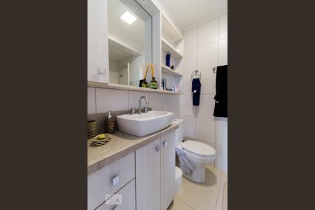 Banheiro de apartamento à venda com 1 quarto, 52m² em Santo Antônio, Porto Alegre