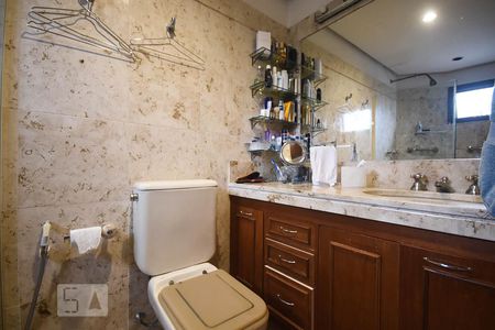 Apartamento à venda com 246m², 3 quartos e 4 vagasBanheiro suíte 1