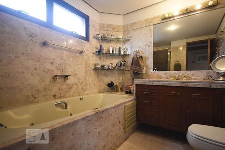 Apartamento à venda com 246m², 3 quartos e 4 vagasBanheiro suíte 1