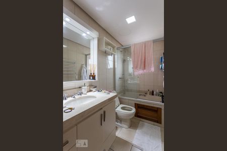 Banheiro da suíte de apartamento para alugar com 3 quartos, 118m² em Petrópolis, Porto Alegre