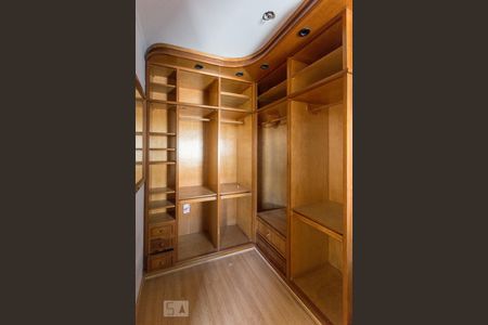 Apartamento à venda com 98m², 2 quartos e 1 vaga Apartamento à venda com 98m², 2 quartos e 1 vagaCloset da suíte