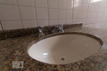 Banheiro de casa para alugar com 1 quarto, 49m² em Vila Antonieta, São Paulo