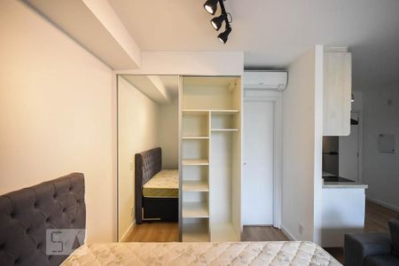 Studio à venda com 35m², 1 quarto e 1 vaga Studio à venda com 35m², 1 quarto e 1 vagaArmário do quarto