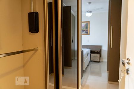 Apartamento para alugar com 140m², 4 quartos e 2 vagas Apartamento para alugar com 140m², 4 quartos e 2 vagasCloset da Suíte 01