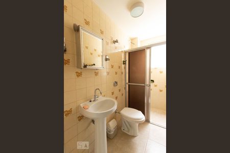 Banheiro de apartamento para alugar com 1 quarto, 38m² em Centro, Curitiba