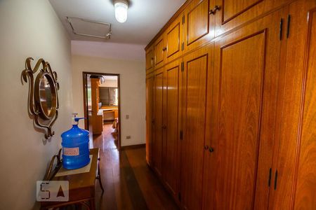 Casa à venda com 380m², 4 quartos e 4 vagasCorredor