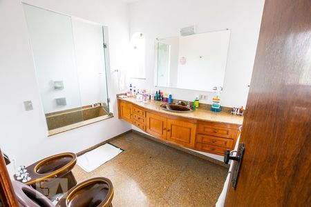 Casa à venda com 380m², 4 quartos e 4 vagasBanheiro