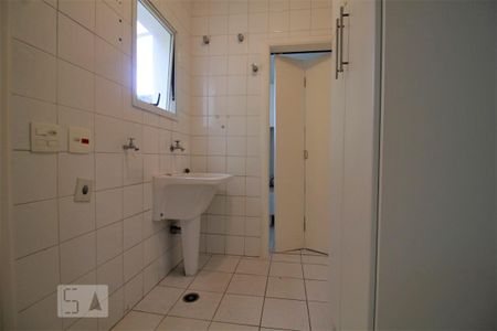 Área de serviço de casa de condomínio para alugar com 4 quartos, 310m² em Jardim Morumbi, São Paulo
