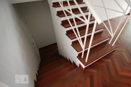 Escadas de casa de condomínio para alugar com 4 quartos, 310m² em Jardim Morumbi, São Paulo