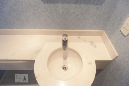 Lavabo de apartamento para alugar com 1 quarto, 58m² em Cambuí, Campinas